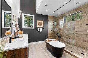 Badewanne, Haartrockner, Handtücher