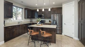 Kjøleskap, mikrobølgeovn, ovn og kokeplater