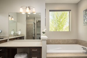 Douche, séchoir à cheveux, serviettes fournies