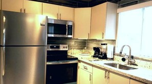 Fridge, microwave, oven, stovetop - Cozy apartment in the heart of Wynwood (Miami)