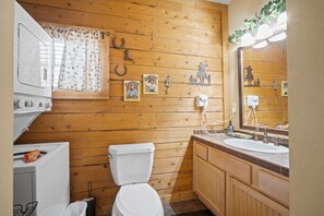 Douche, baignoire à jets, sèche-cheveux, serviettes fournies