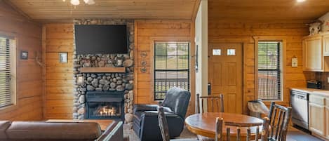 Een smart-tv, een open haard en een dvd-speler