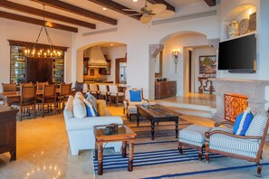 Smart-TV, Kamin, Videospiele, DVD-Player