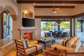 智能電視、壁爐、電子遊戲、DVD 播放機