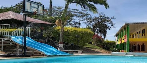 Una piscina al aire libre