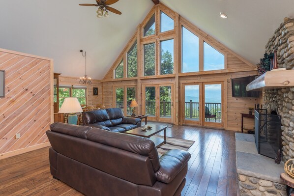 TV, fireplace, ping pong - Heaven's Point | Great views, pet friendly (Old Fort)