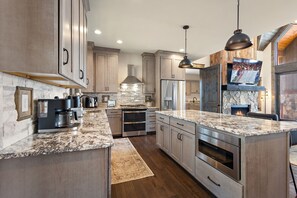 KĂŒhlschrank, Mikrowelle, Ofen, GeschirrspĂŒler