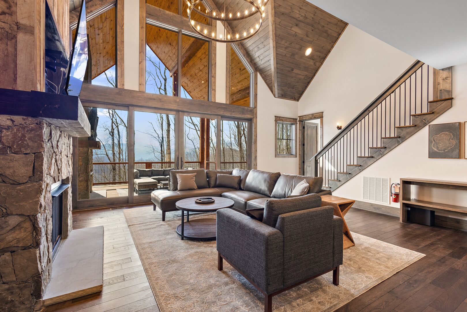 Televisión y chimenea 