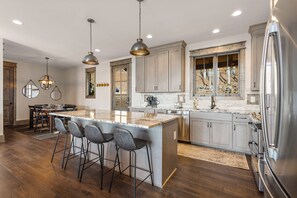 KĂŒhlschrank, Mikrowelle, Ofen, GeschirrspĂŒler