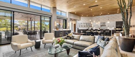 Télévision à écran plat, cheminée, espaces bureaux