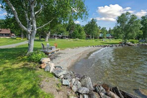 På stranden