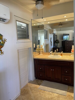 Suihku, hiustenkuivaaja, pyyhkeet