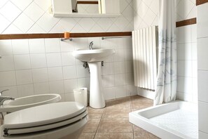 Doccia, bidet, asciugamani