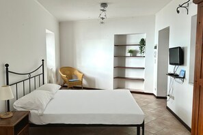 1 bedroom, bed sheets