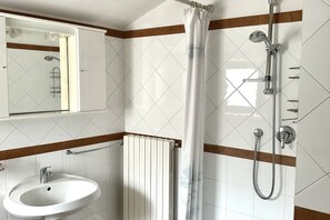 Douche, bidet, serviettes fournies