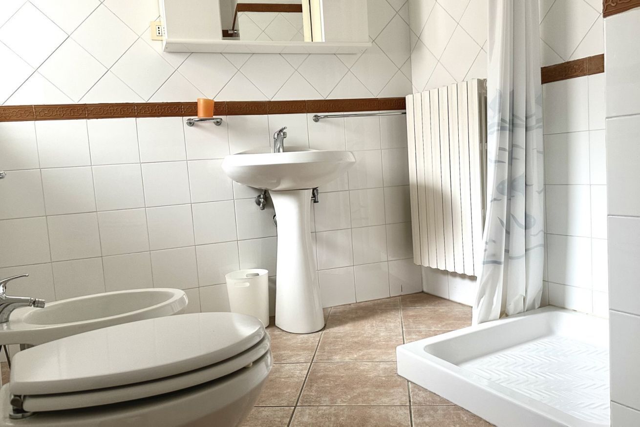Un baño con inodoro, lavamanos y bañera.