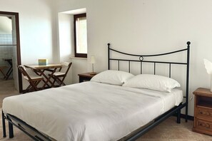 1 bedroom, bed sheets - S296 - Sirolo, studio flat in the center with sea view (Sirolo)