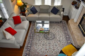 TV connectée, cheminée, lecteur de DVD, livres