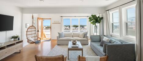 تلفزيون، برامج وأفلام نتفليكس، هولو، خدمات بث