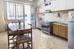 ثلاجة، فرن، مائدة طعام