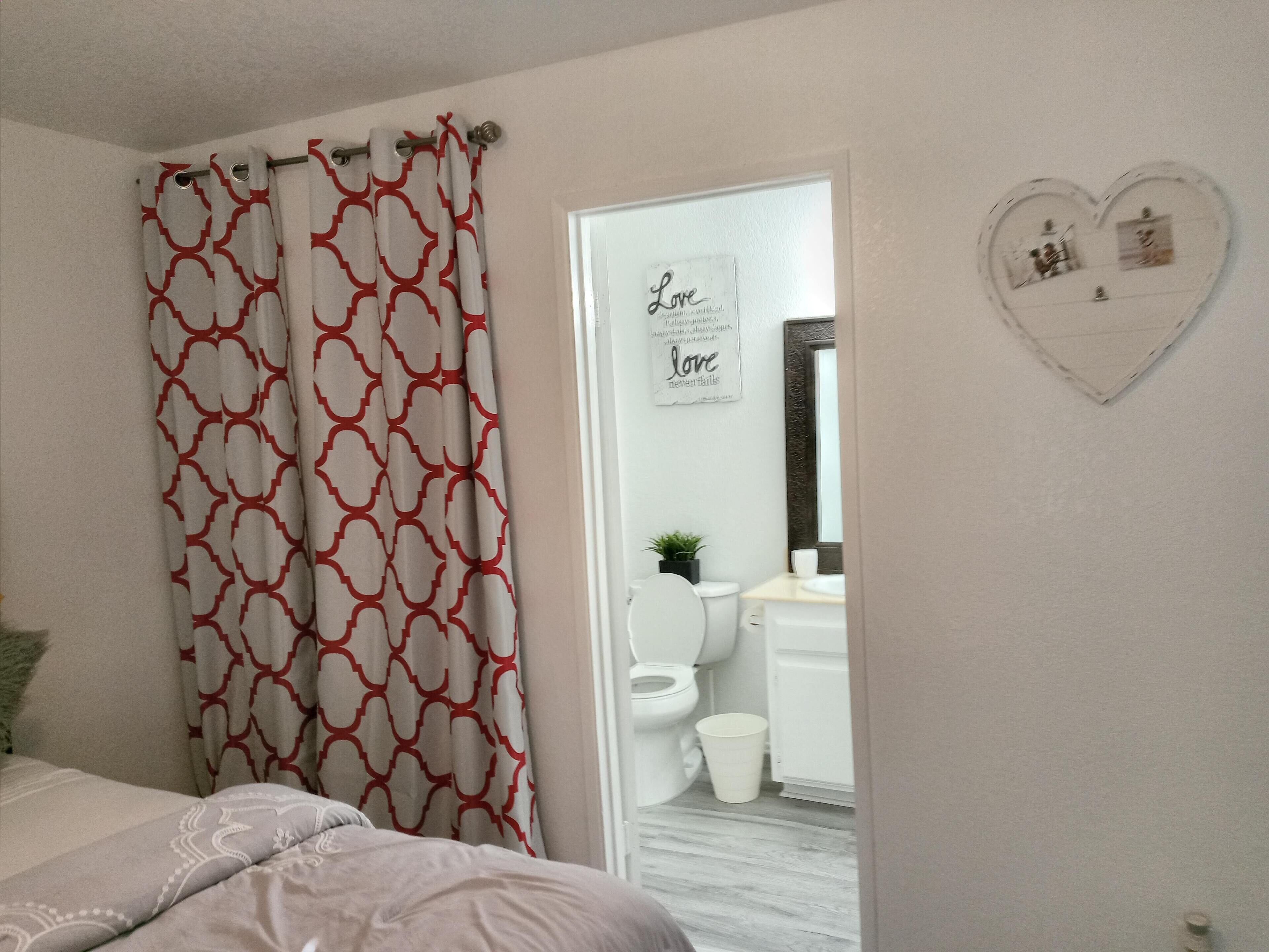 Toalhas de banho, papel higiênico