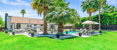 Una piscina al aire libre, una piscina climatizada