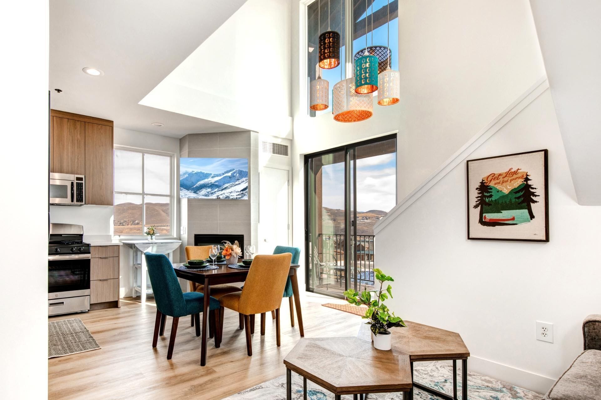 公寓客房, 2 間臥室 (Mountain View, Sleeps 6 (MAS-2004)) | 客廳 | 50 吋電視連數碼電視頻道