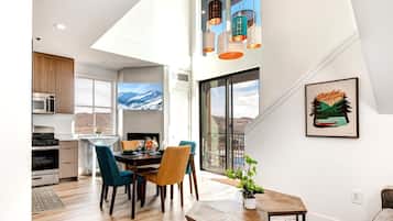 Condo, 2 quartos (Mountain View, Sleeps 6 (MAS-2004)) | Área de estar | TV 50 polegadas com canais digitais