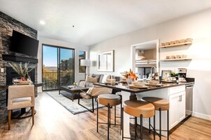 Condo, 2 Bedrooms (MAS-2062) | Private kitchen | Fridge, microwave, oven, coffee/tea maker