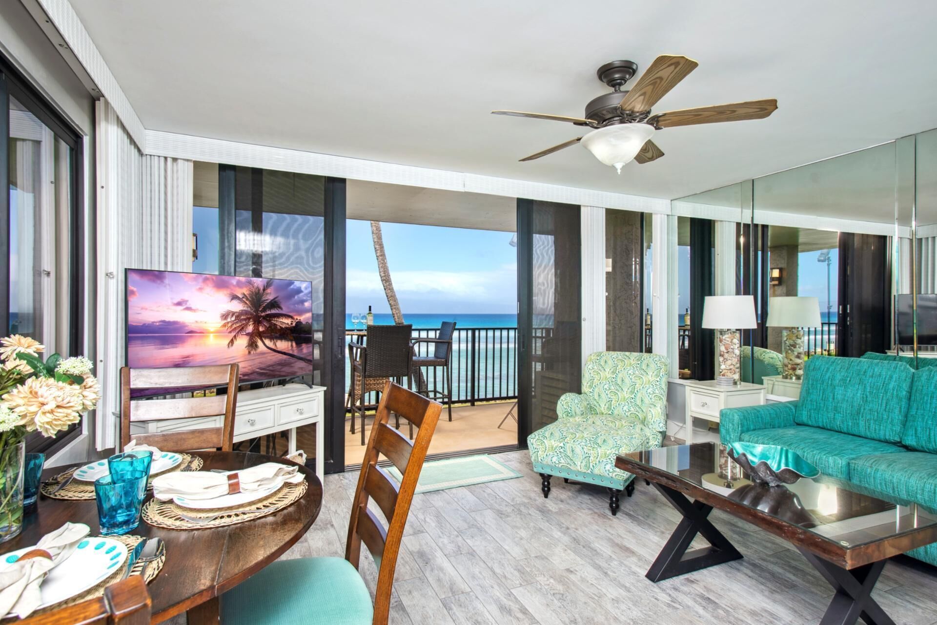别墅, 1 间卧室 (Oceanfront, Sleeps 2 (PKA-201)) | 客厅 | 电视