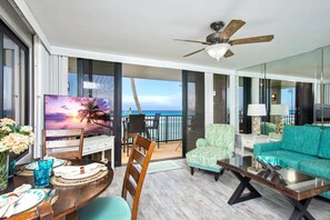 Villa, 1 slaapkamer (Oceanfront, Sleeps 2 (PKA-201)) | Woonkamer | Een televisie