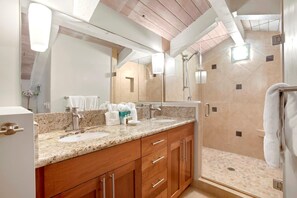 Villa, varias habitaciones (Ocean View, Sleeps 20 (ML-3966)) | Baño | Regadera, amenidades de baño de diseñador, toallas, papel de baño 