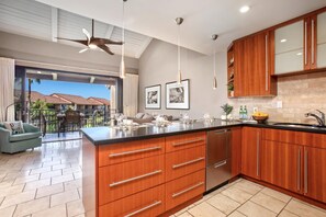 Private kitchen - Papakea Resort by KBM (Lahaina)