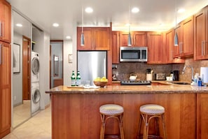 Refrigerador, microondas, horno, cafetera/tetera