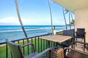 Villa, 1 habitación (Oceanfront, Sleeps 2 (PKA-201)) | Terraza o patio