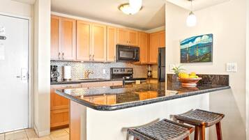 Appartement (2 Bedrooms) | Privékeuken | Een koelkast, een magnetron, een oven, een koffiezetapparaat/waterkoker