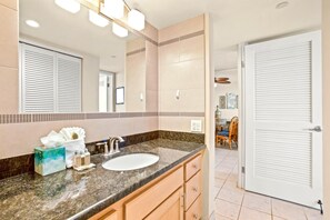 Apartment (2 Bedrooms) | Badezimmer | Dusche, Designer-Toilettenartikel, Handtücher, Toilettenpapier