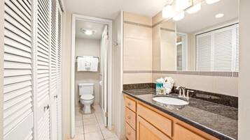 Condo (2 Bedrooms) | Bathroom | Shower, designer toiletries, towels, toilet paper