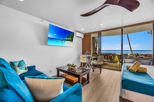 Villa (Studio, Oceanfront, Sleeps 4(VIR-107)) | Sala de estar | Una televisión
