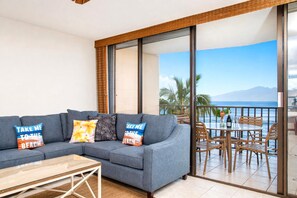 Villa, 2 habitaciones (Oceanfront, Sleeps 5 (VIR-508)) | Sala de estar | Televisión