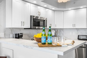 Refrigerador, microondas, horno, cafetera/tetera