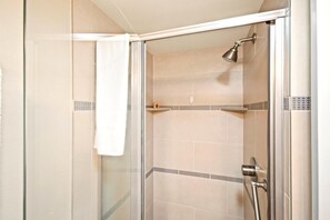 公寓式客房 (2 Bedrooms) | 浴室 | 淋浴设施、名牌洗护用品、毛巾、卫生纸