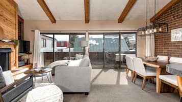 Studio (3 Bedrooms) | Dining