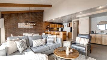 Studio (3 Bedrooms) | Living room | TV, fireplace