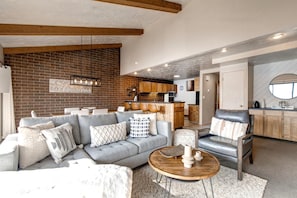 Studio (3 Bedrooms) | Living room | TV, fireplace