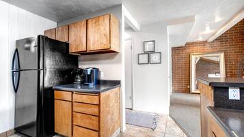 Studio (3 Bedrooms) | Dapur pribadi | Lemari es, microwave, oven, dan mesin pencuci piring