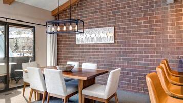 Studio (3 Bedrooms) | Khu ăn uống