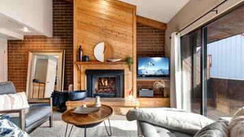 Studio (3 Bedrooms) | Living room | Fireplace