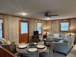 Interior - Book for Fall - Peak Creek Cabin in Laurel Springs (Laurel Springs)