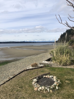 On the beach, sun-loungers, beach towels - Sandy Beach Front Cottage with great Sunsets (Lakebay)
